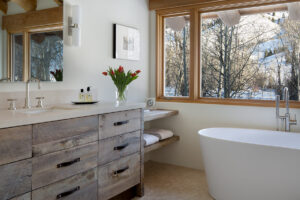 Big Wood River Front bathroom tub